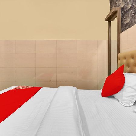 Hotel O Nandi Palace Lodging And Boarding Ulhasnagar Bagian luar foto
