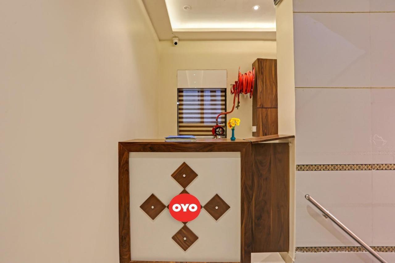 Hotel O Nandi Palace Lodging And Boarding Ulhasnagar Bagian luar foto