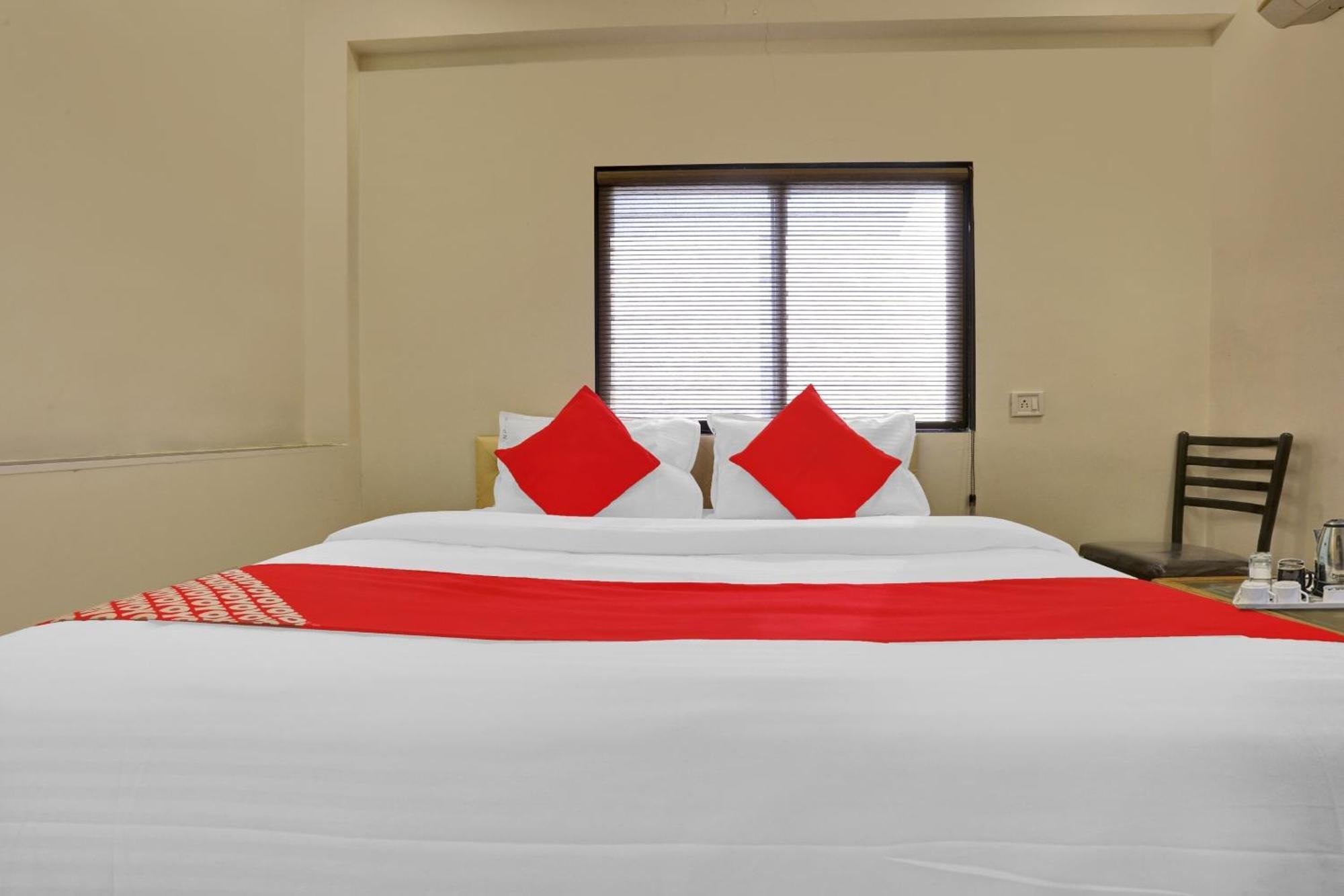 Hotel O Nandi Palace Lodging And Boarding Ulhasnagar Bagian luar foto