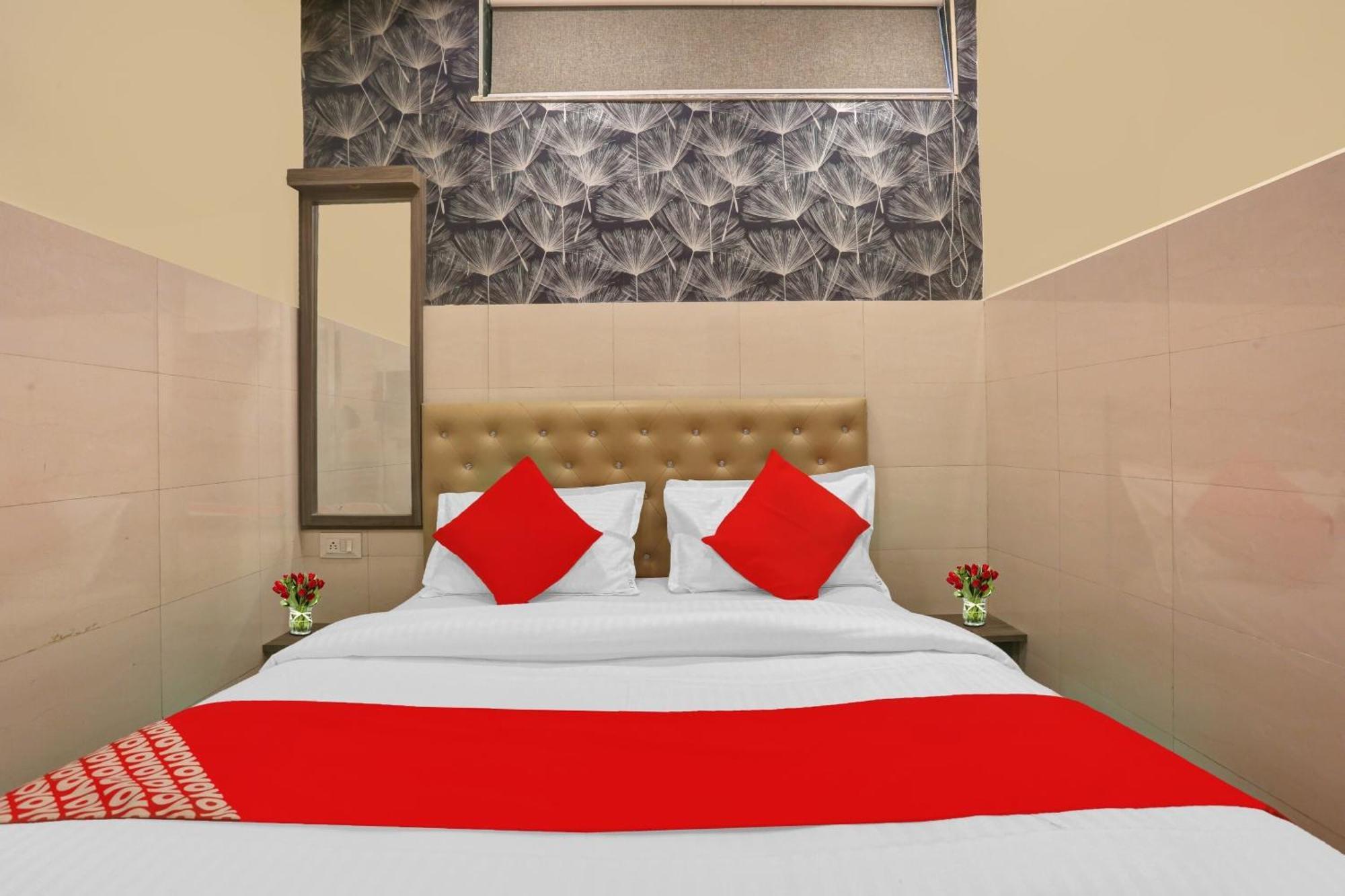 Hotel O Nandi Palace Lodging And Boarding Ulhasnagar Bagian luar foto
