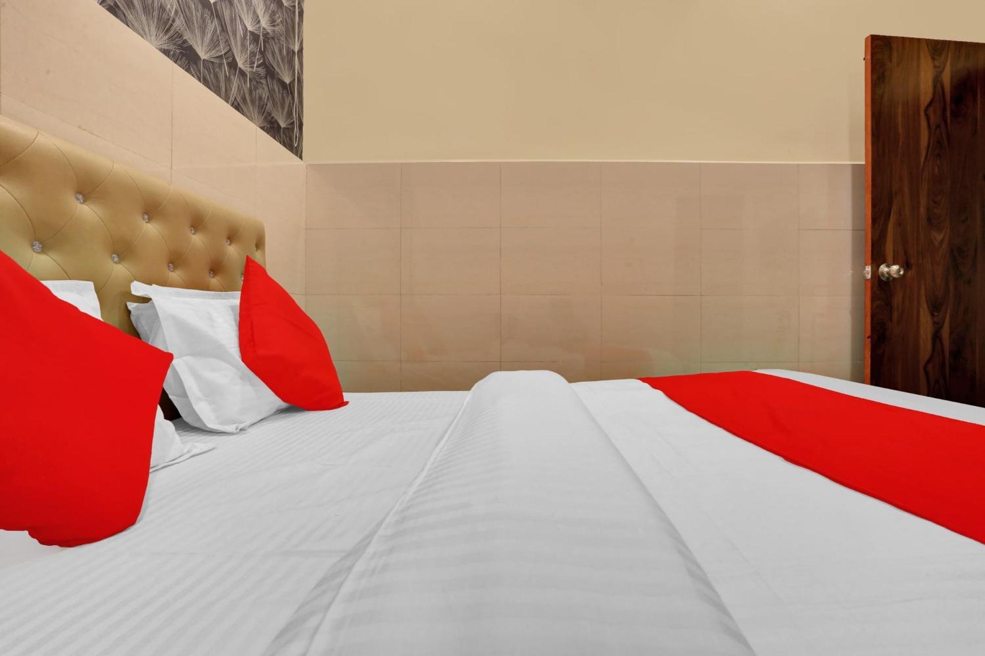 Hotel O Nandi Palace Lodging And Boarding Ulhasnagar Bagian luar foto