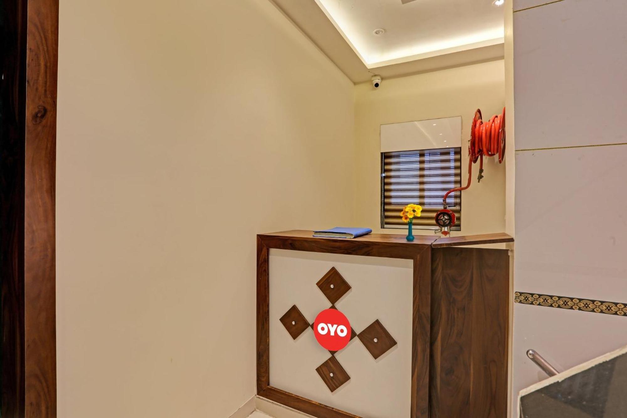 Hotel O Nandi Palace Lodging And Boarding Ulhasnagar Bagian luar foto