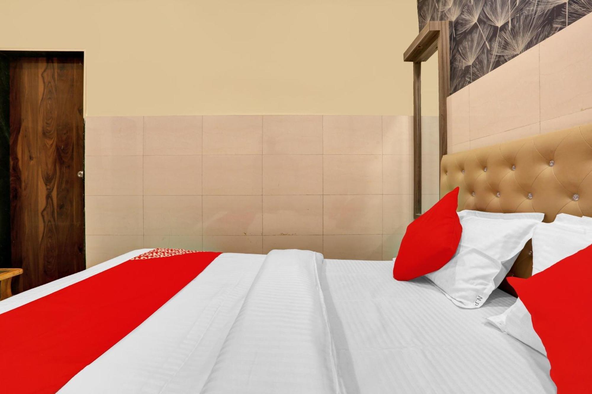 Hotel O Nandi Palace Lodging And Boarding Ulhasnagar Bagian luar foto