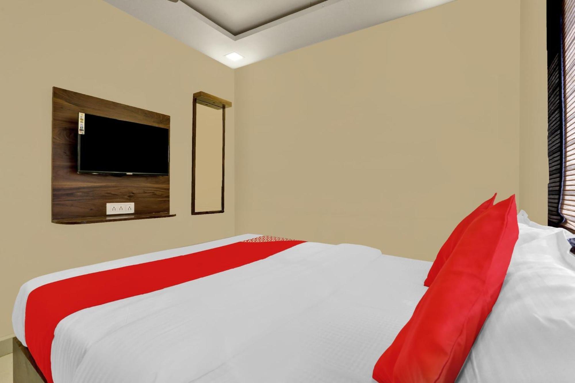 Hotel O Nandi Palace Lodging And Boarding Ulhasnagar Bagian luar foto