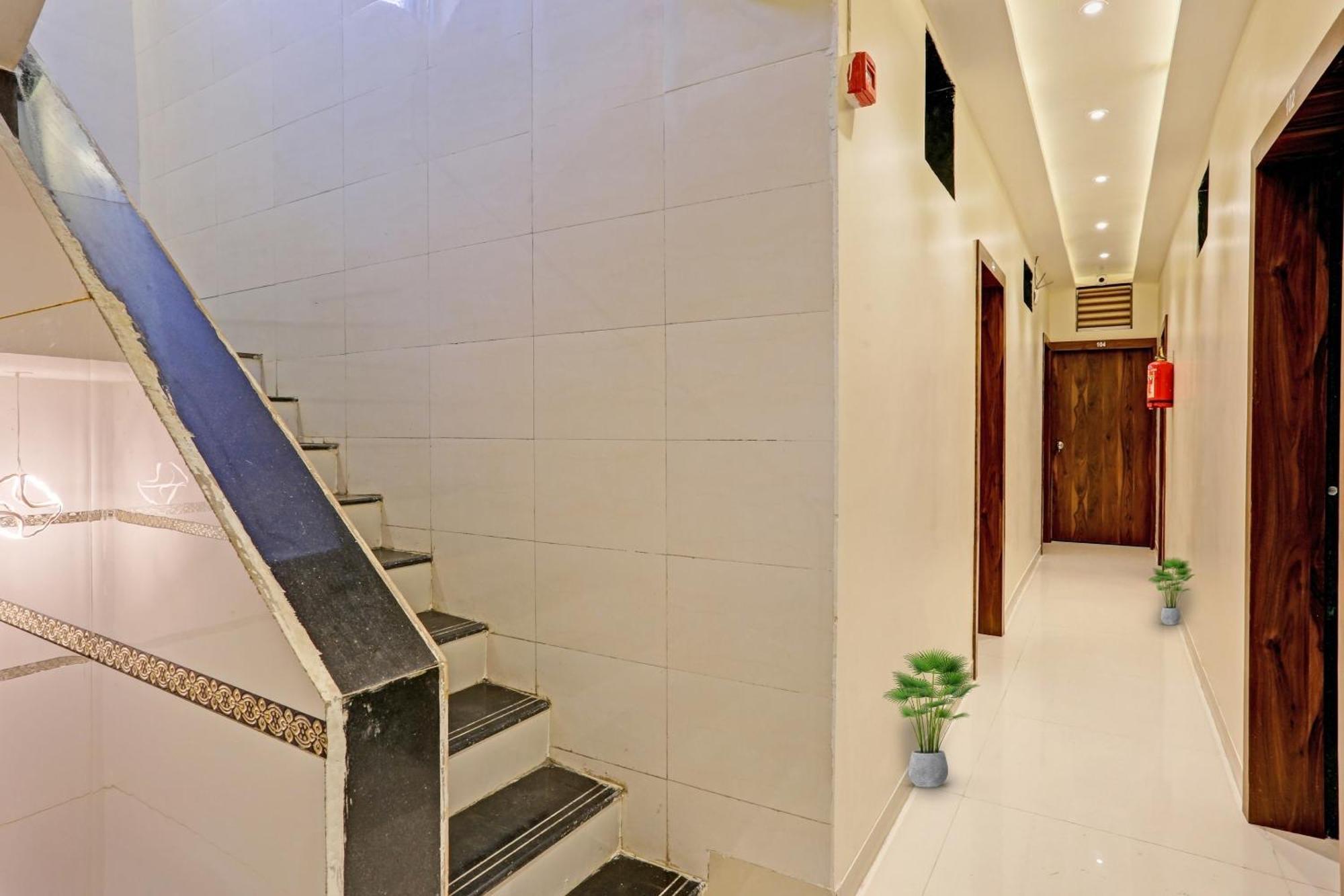 Hotel O Nandi Palace Lodging And Boarding Ulhasnagar Bagian luar foto