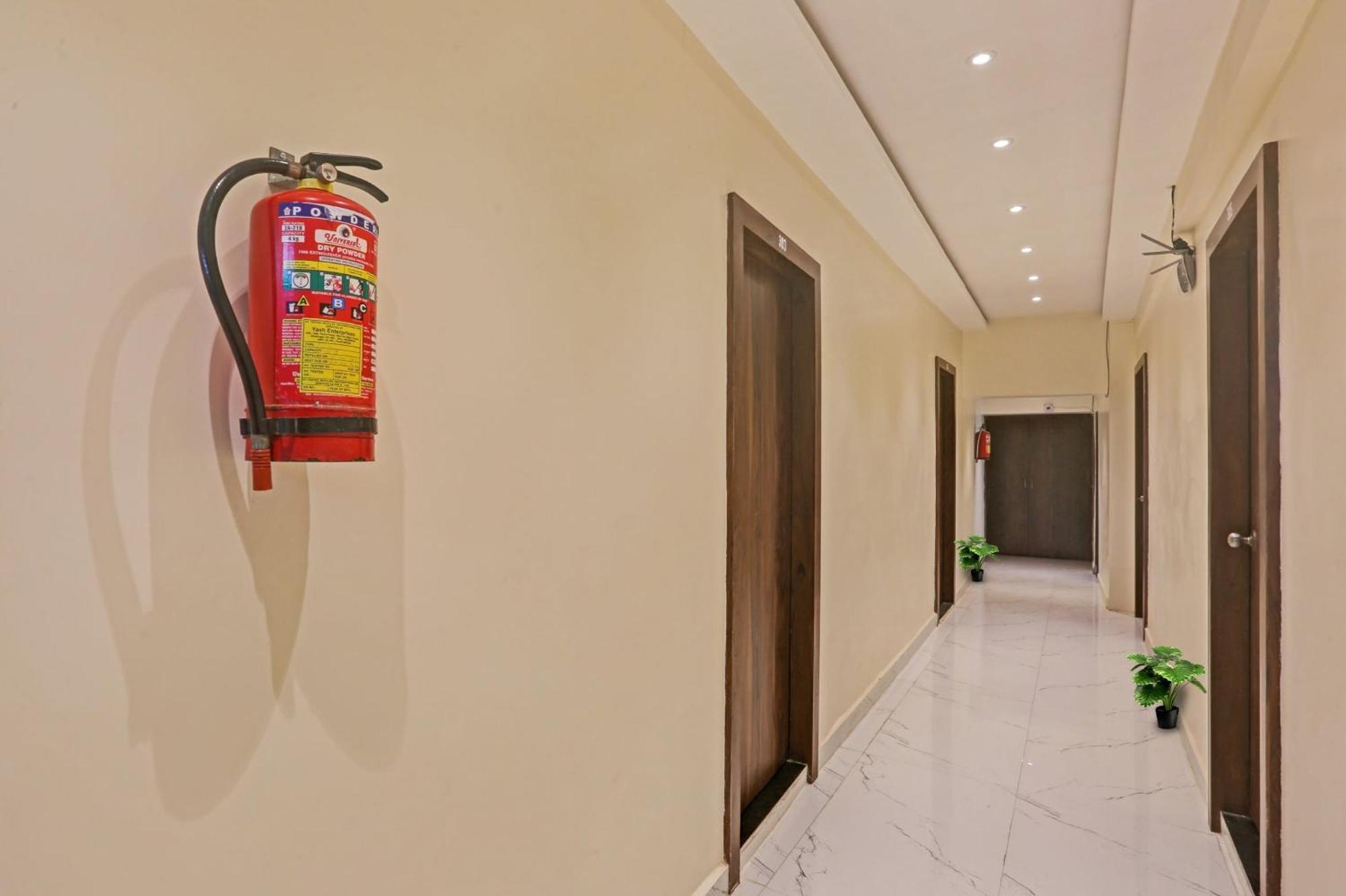 Hotel O Nandi Palace Lodging And Boarding Ulhasnagar Bagian luar foto