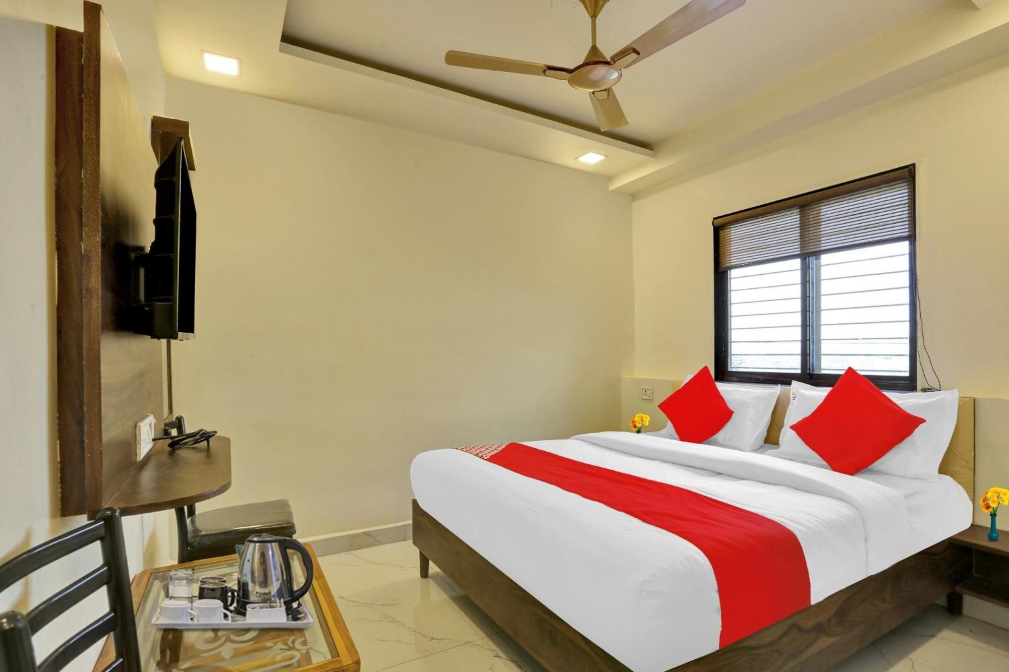 Hotel O Nandi Palace Lodging And Boarding Ulhasnagar Bagian luar foto