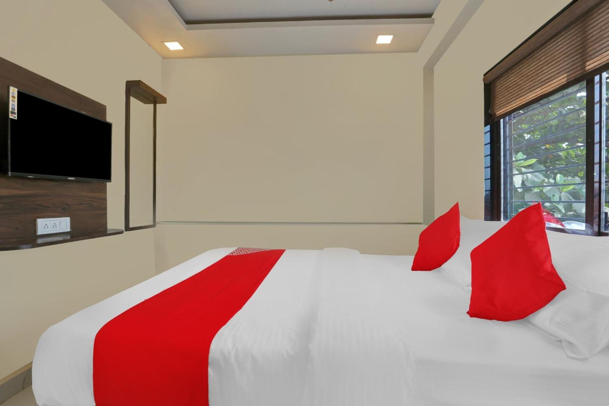 Hotel O Nandi Palace Lodging And Boarding Ulhasnagar Bagian luar foto